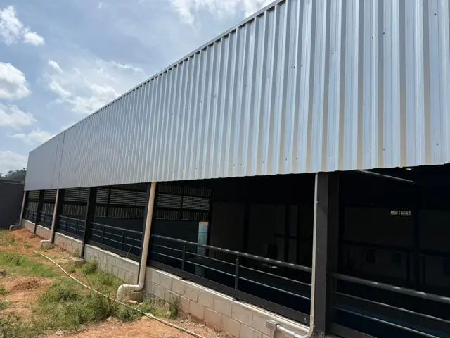 Fechamento metálico externo
