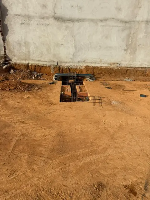 Placa de base assentada no bloco de fundação