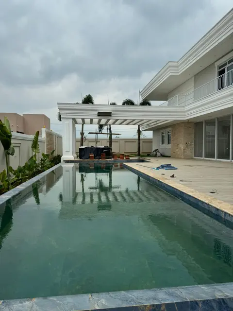 Área de lazer com piscina